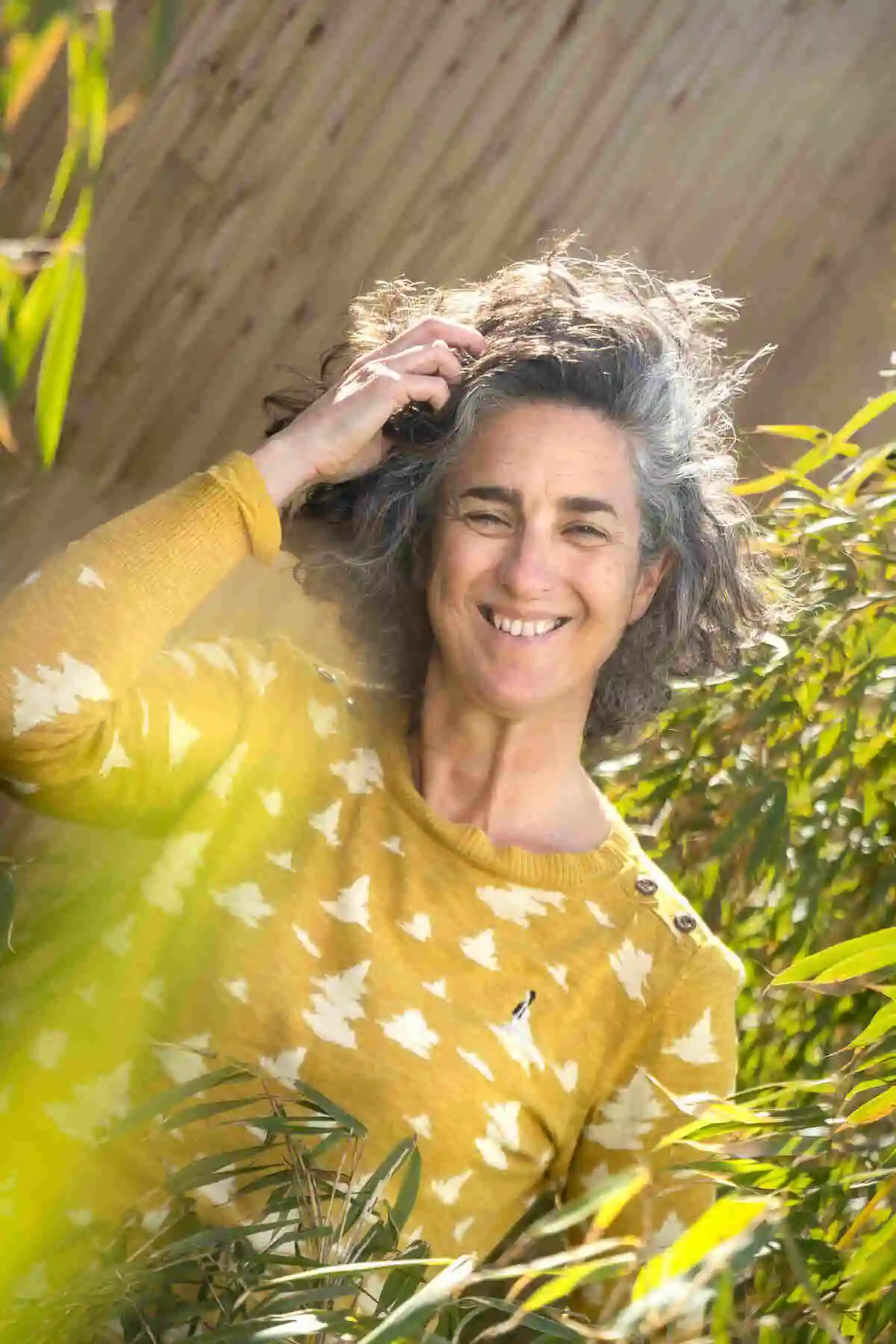 Christine Irabola qui sourit dans un jardin près de Pau