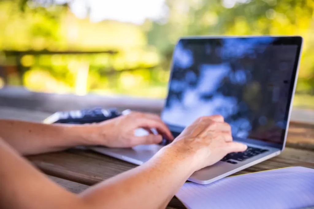 Christine Irabola finalisant un audit SEO pour un client près de Pau