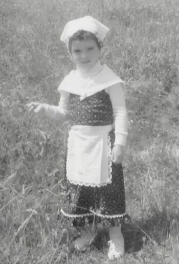 Christine Irabola, enfant, au Pays basque en tenue traditionnelle de danse