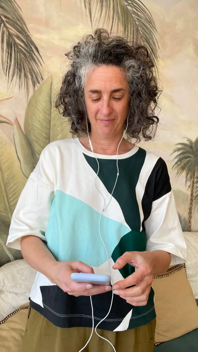 Portrait de Christine Irabola, créatrice du podcast On n'a qu'une voix, dans un café à Pau