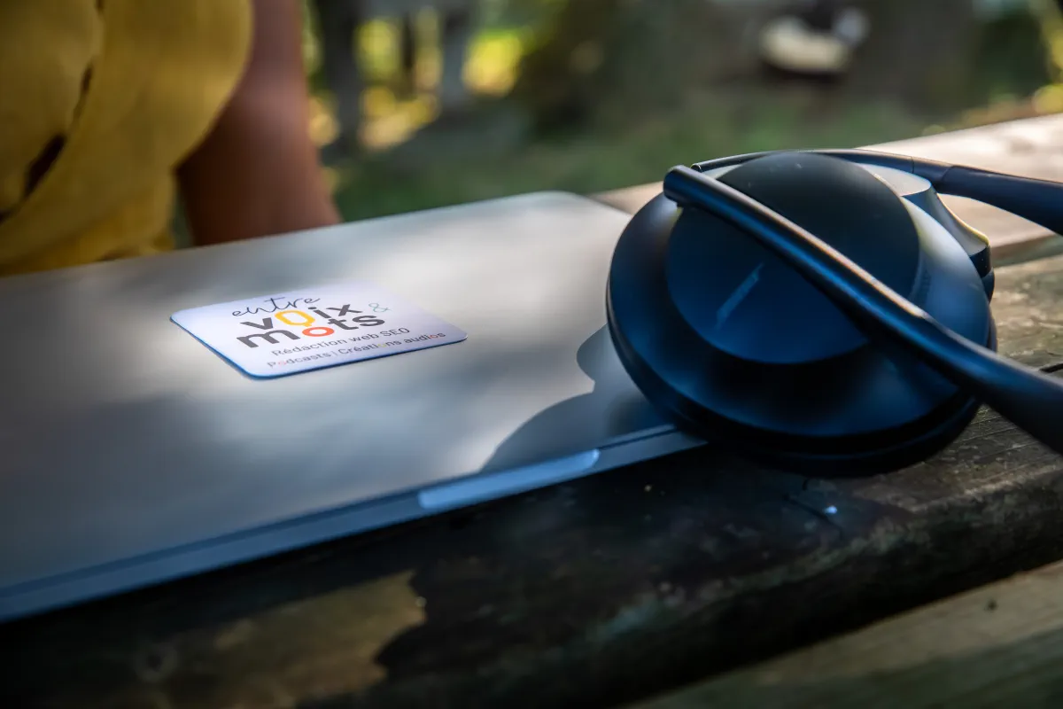 Un casque audio et un ordinateur pour illustrer la complémentarité d'un site et d'un podcast